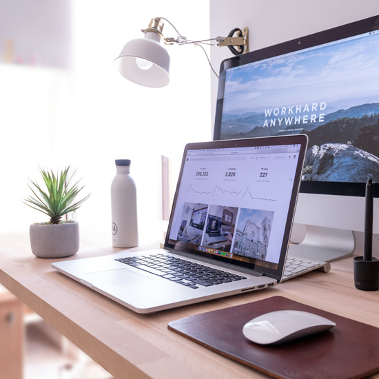 Laptop en escritorio con diferentes ideas de diseño