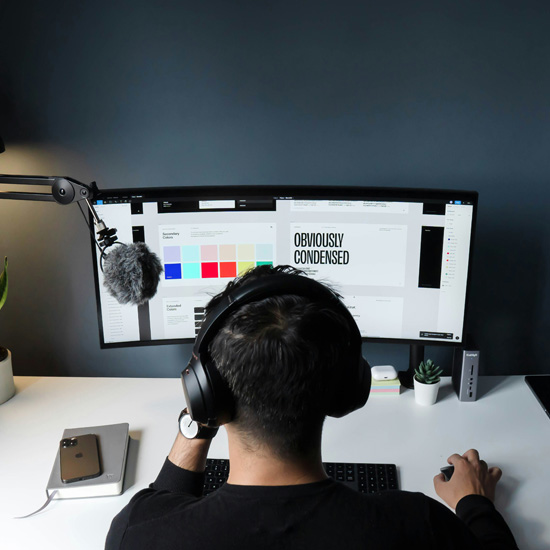 Profesional de diseño trabaja en la transformación de imagen corporativa