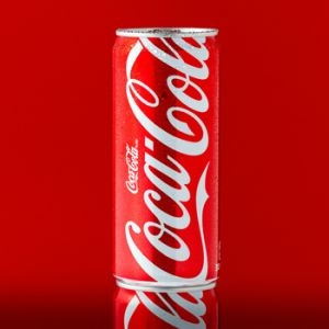 Lata de gaseosa Coca-Cola en fondo rojo ejemplo de posicionamiento de marca
