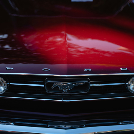 Carro modelo ford en primer plano ejemplo de Estrategia de marca