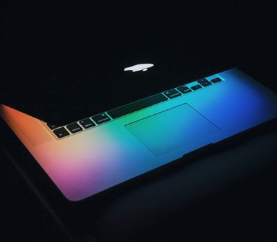 Un macbook que representa evolución de la empresa tecnológica Apple - Branding en Startups
