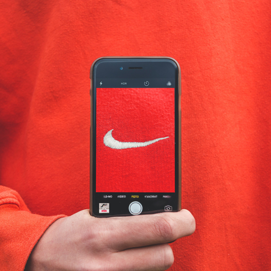 Logo de marca se refleja en un smartphone