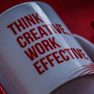 Vaso con frase alusiva a la creatividad y posicionamiento de marca