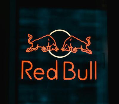 Logo de RedBull en fondo negro ejemplo de Posicionamiento de marca efectivo