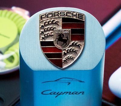 Logo de Porsche y un modelo en miniatura sobre escritorio evocando la Estrategia de marca
