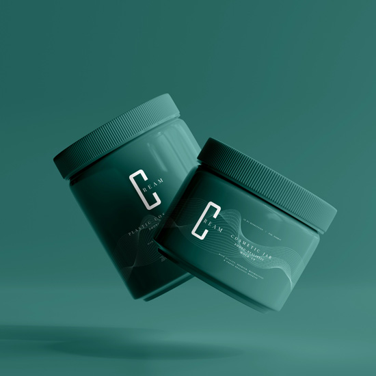 Productos cosméticos en fondo verde a los que se les ha rediseñado la imagen