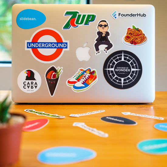 Stickers variados que representan el concepto gráfico de una marca