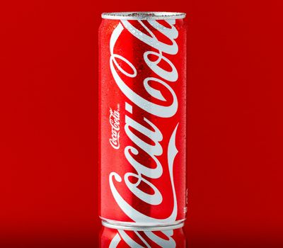Lata de coca-cola en fondo rojo ejemplo branding empresarial
