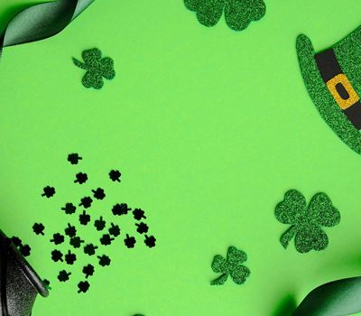 Representación del Día de San Patricio para fortalecer identidad de marca