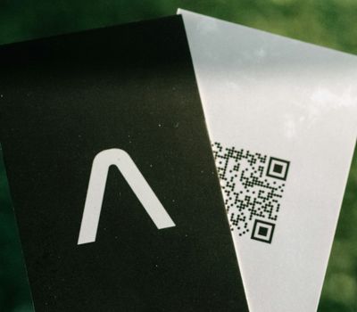 Dos tarjetas promocionales de una marca con código QR