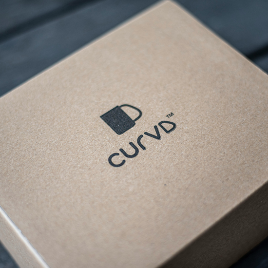 Producto al interior de una caja que contiene el nombre de una marca alusivo a los beneficios del branding