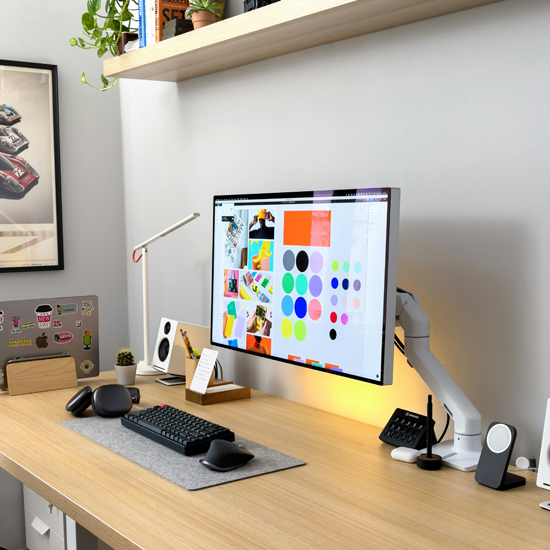 Diseño de marca en un monitor sobre escritorio de madera