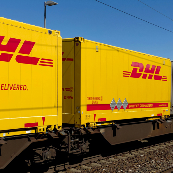 Logo de la empresa logística DHL en un tren