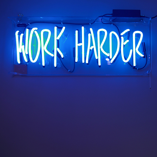Frase de trabajo duro en fondo neón con letras blancas