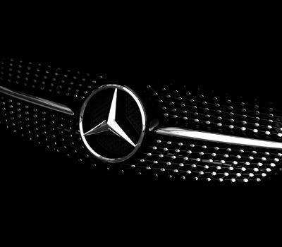 Logotipo de la marca Mercedes Benz sobre fondo negro como ejemplo de una estrategia de marca