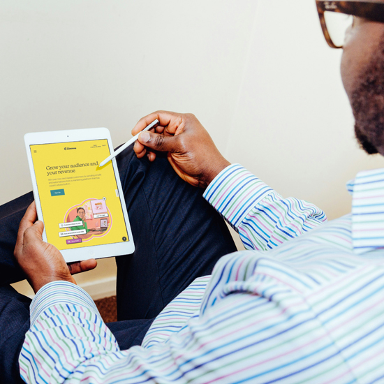 Hombre sostiene una tablet que contiene imagen de marca