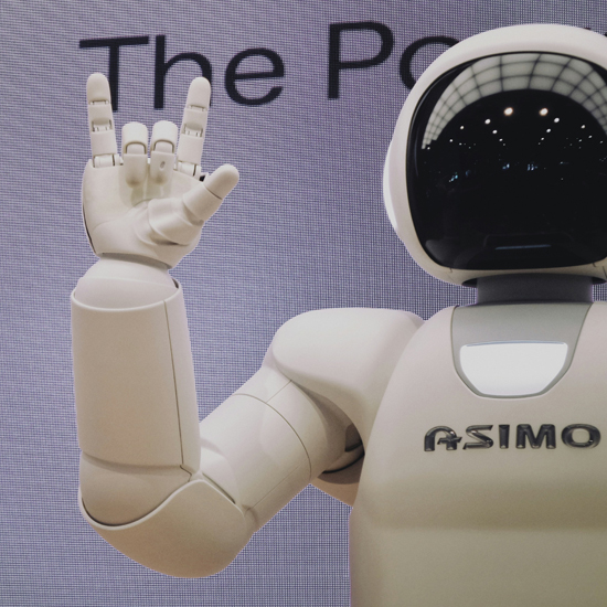 Robot que representa innovación y concepto de marca digital