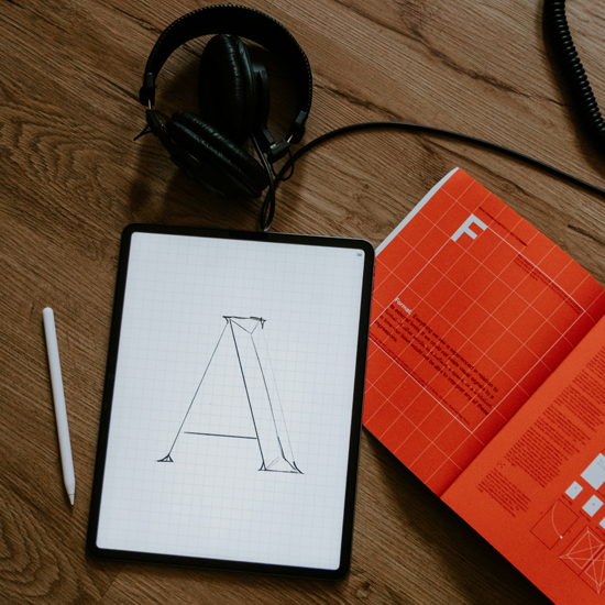 Boceto y estructura de elementos visuales para generar una identidad visual