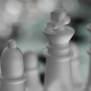 Piezas de ajedrez alineadas representan el posicionamiento de una marca
