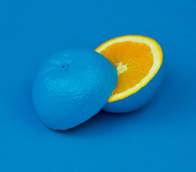 Naranja pintada de azul conceptualizando ideas de creación de identidad gráfica