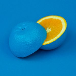 Naranja pintada de azul conceptualizando ideas de creación de identidad gráfica