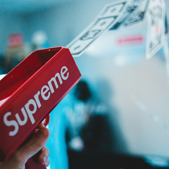 Contenedor supreme rojo arrojas billetes de diferente denominación