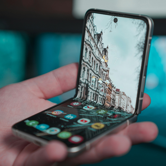 Persona sostiene celular que muestra un concepto de innovaciones en branding y diferenciación