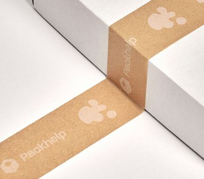 Detalle de una caja para realizar un envío con cinta encima de sellado