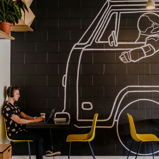 Hombre trabaja en concepto creativo de branding visual con un fondo futurista