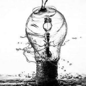 Bombillo que representa una idea innovadora y transformadora
