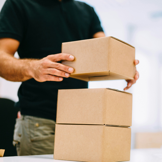 Persona organizando cajas sin branding