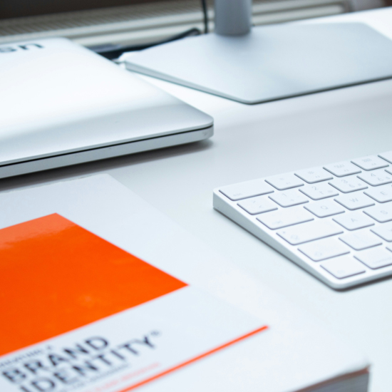Laptop con manual de marca sobre el escritorio