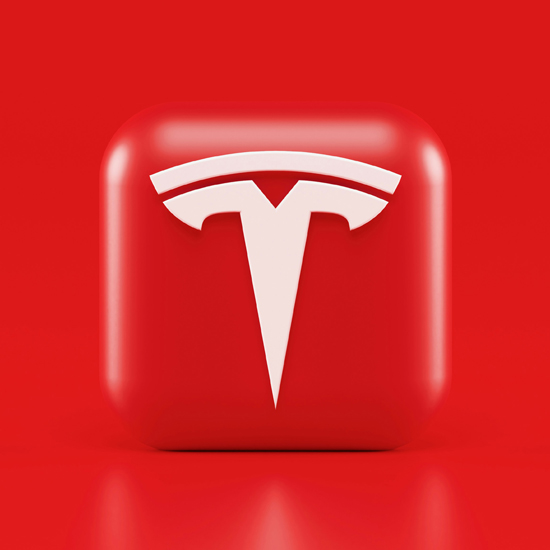 Logo de una marca de carros en fondo rojo