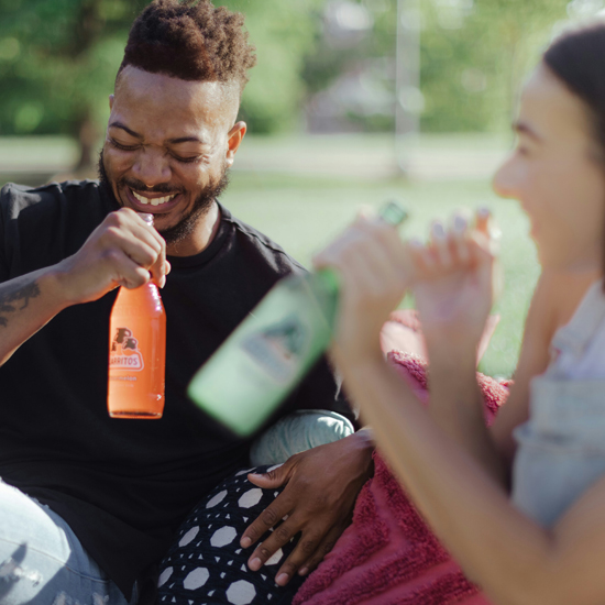 Personas felices consumen un refresco que demuestra su lealtad a la marca