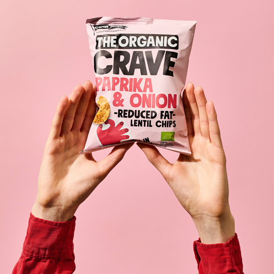 Persona sostiene un empaque con papas fritas cocidas para crear submarcas