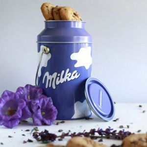 Frasco de galletas con diseño de manchas de leche para promocionar producto