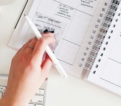 Persona con sus equipos que estudia las características de una marca