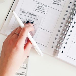 Persona con sus equipos que estudia las características de una marca