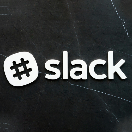 Texto con el tipografía de slack sobre fondo negro