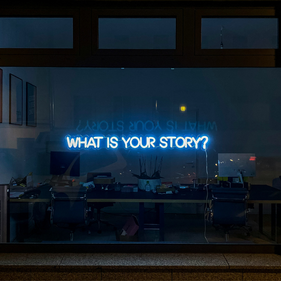 Mensaje con tipografía reflectiva que llama la atención alusivo al Branding Visual