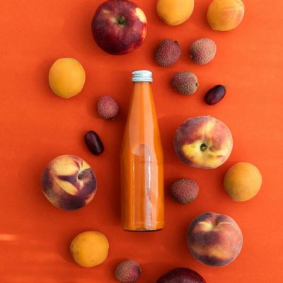 Botella sin marca rodeada de elementos definiendo cuando hacer rebranding