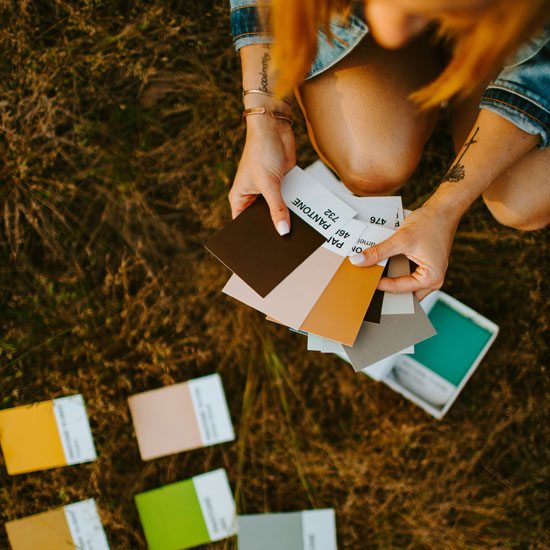 Experta con carta de colores evaluando la psicología del color en Unonu Agency