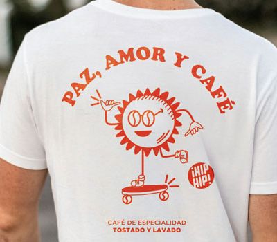 Persona de espaldas presentando el branding interno de su empresa