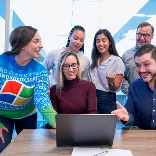 Grupo de personas felices con el branding interno frente a computador