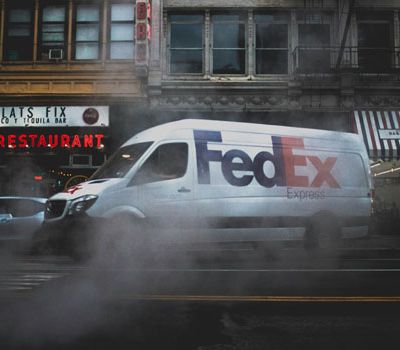 Vehículo con branding visual para startups en logística