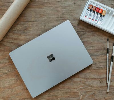 Computador con logo de Microsoft como ejemplo de branding visual para empresas tecnológicas