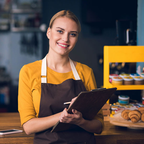 Mujer atendiendo la experiencia del cliente para un punto de atención