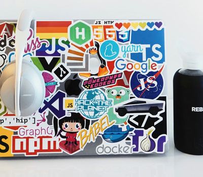 Imagen de computador con varios stickers que sirven para medir el éxito de tu estrategia de branding