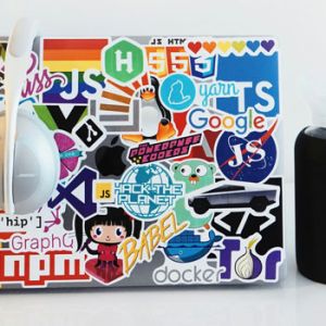 Imagen de computador con varios stickers que sirven para medir el éxito de tu estrategia de branding