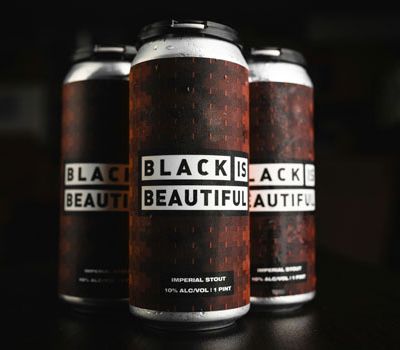 Imagen de 3 latas de producto como muestra del branding y el rol en la lealtad del cliente